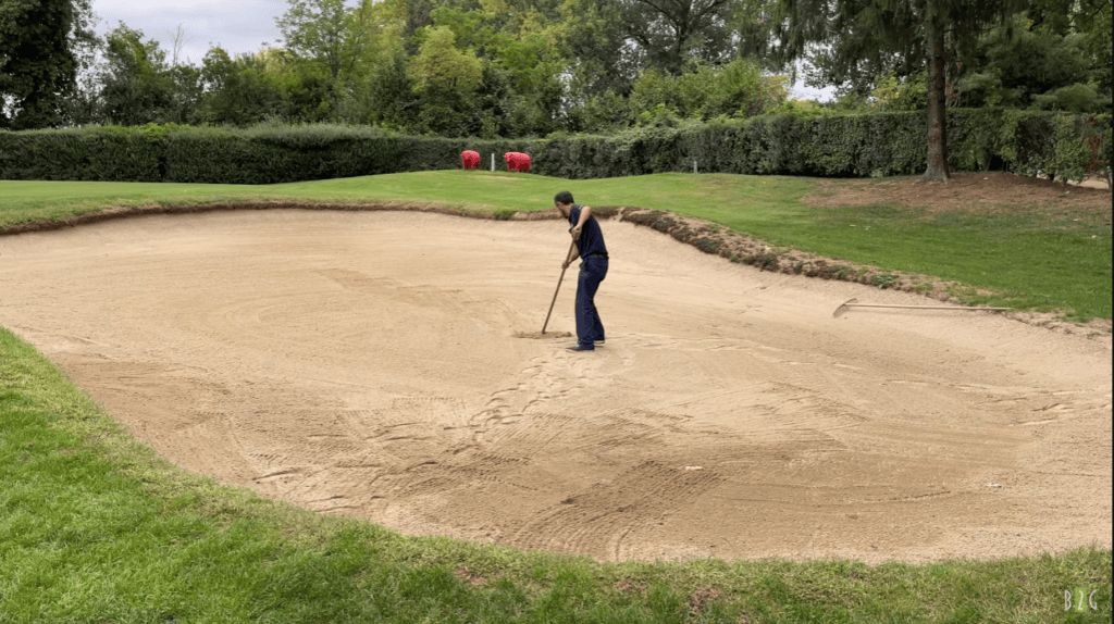 B. rastrella il Bunker con passione, rispettando l'ordine di gioco
